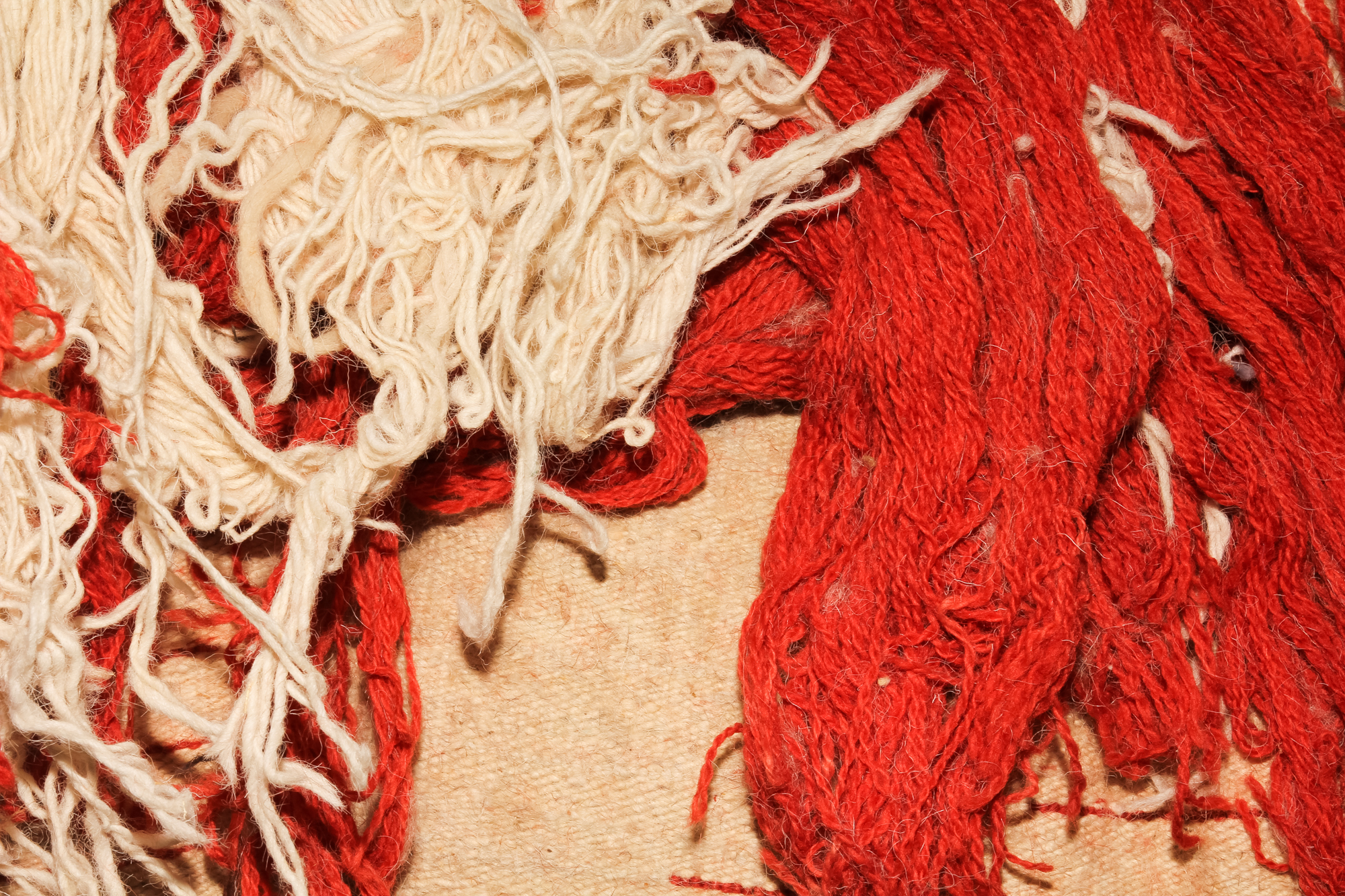 Nahaufnahme der roten und beigen Fransen