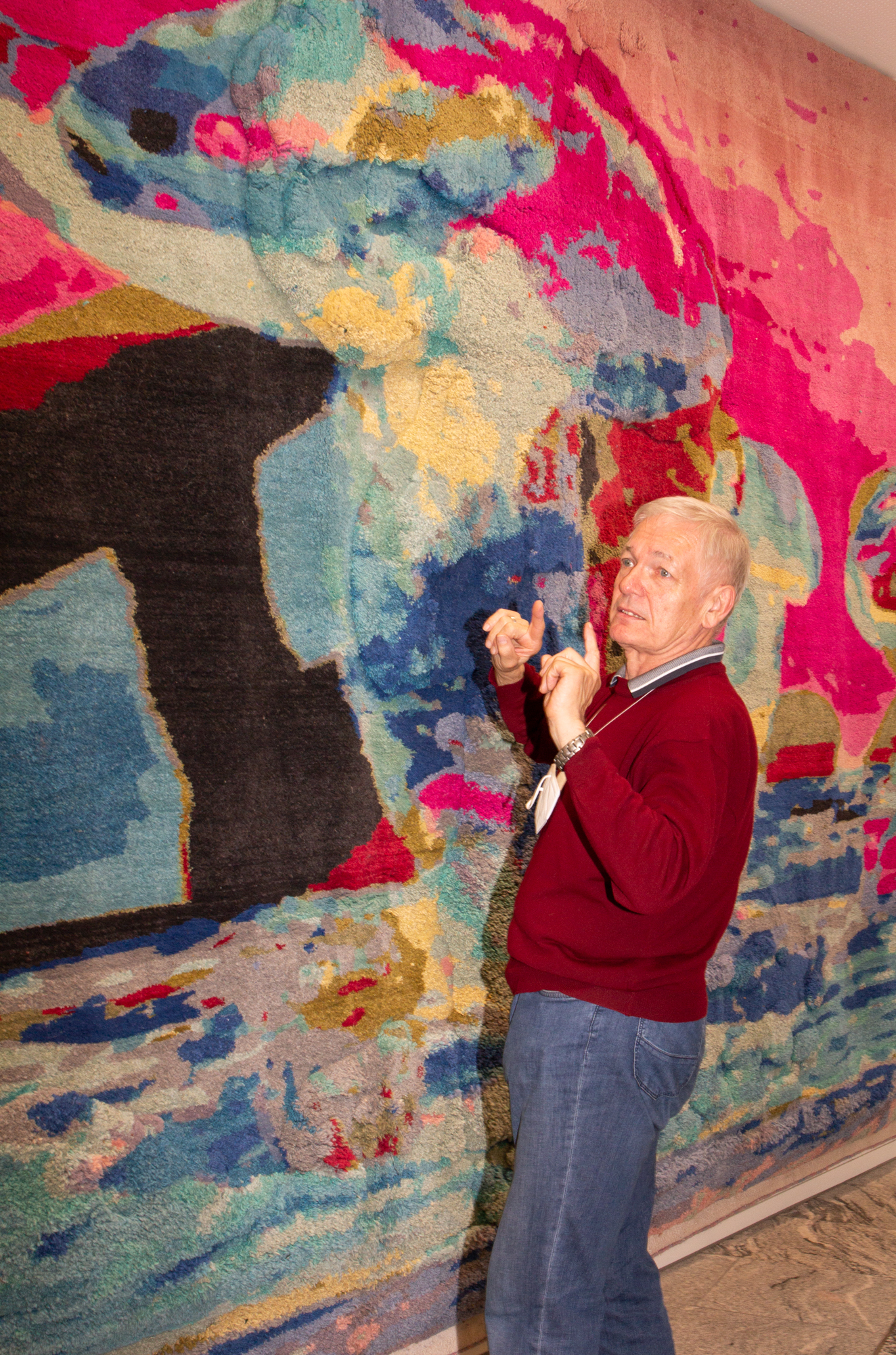 Herr Mössinger beim installieren der Teppiche