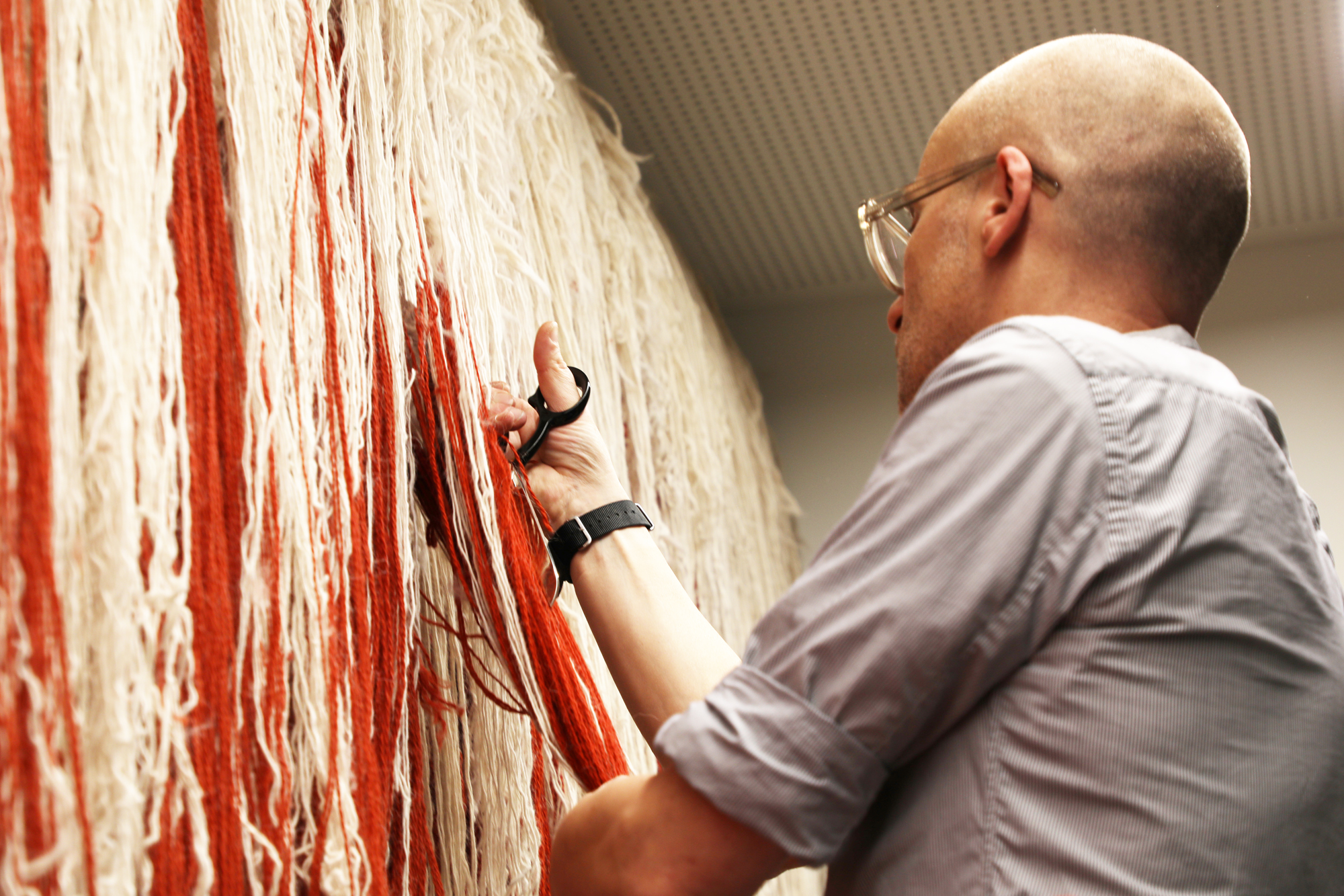 Chris Rehberger beim Zuschneiden der Fransen