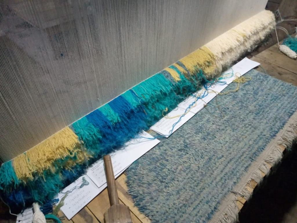 Ein rauschiges Handyfoto von einem Webstuhl in Afghanistan